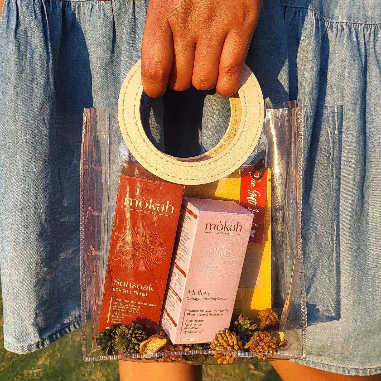 Mòkah Bestseller Duo in transparent tote with skincare and hot chocolate.