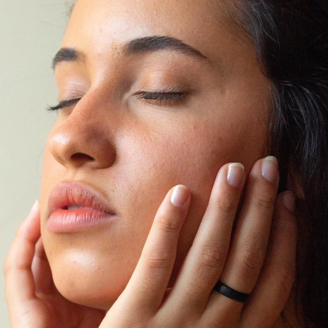 Face of a woman with smooth, hydrated skin using Mòkah Lush Moisturising Serum.